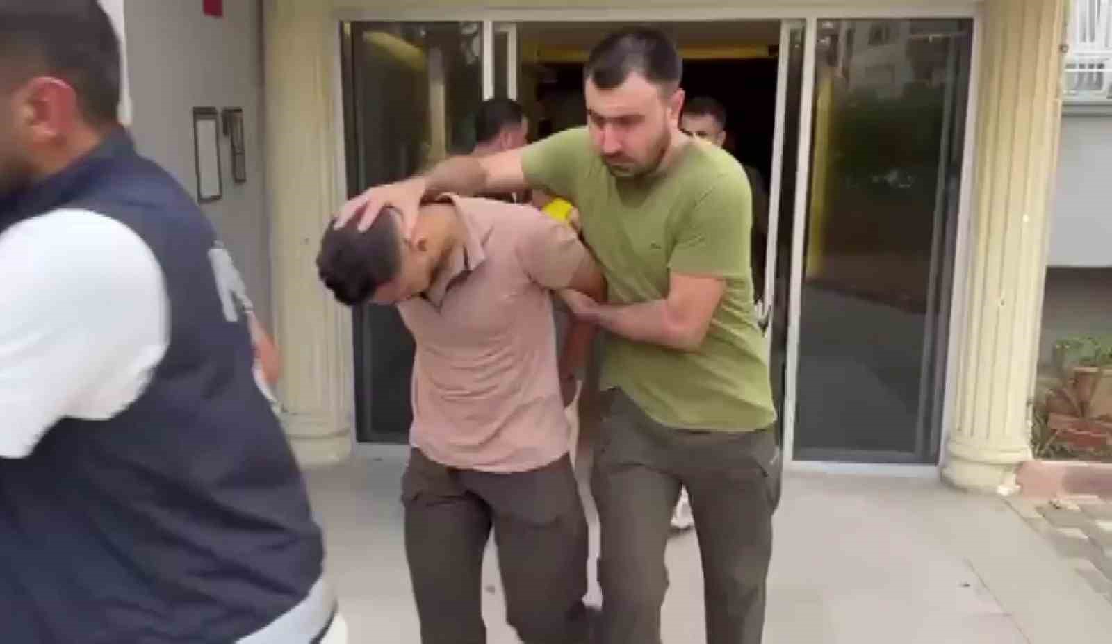 Adana’da film gibi uyuşturucu operasyonu: Kaçarken polis aracına çarptı 