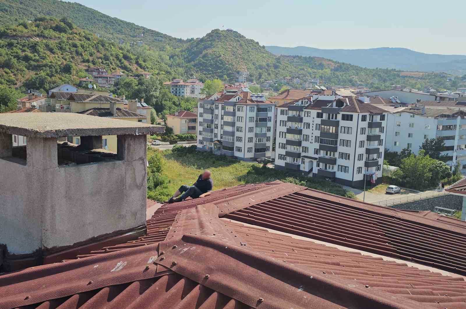 Binanın çatısına çıkan alkollü şahsı ikna etmek için 3 saat çabaladılar 