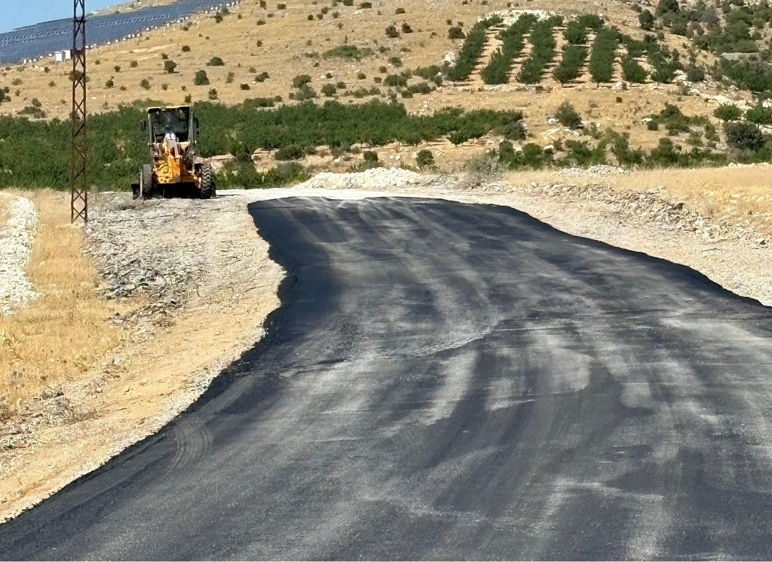 Akçadağ’da grup yolu çalışmaları devam ediyor 