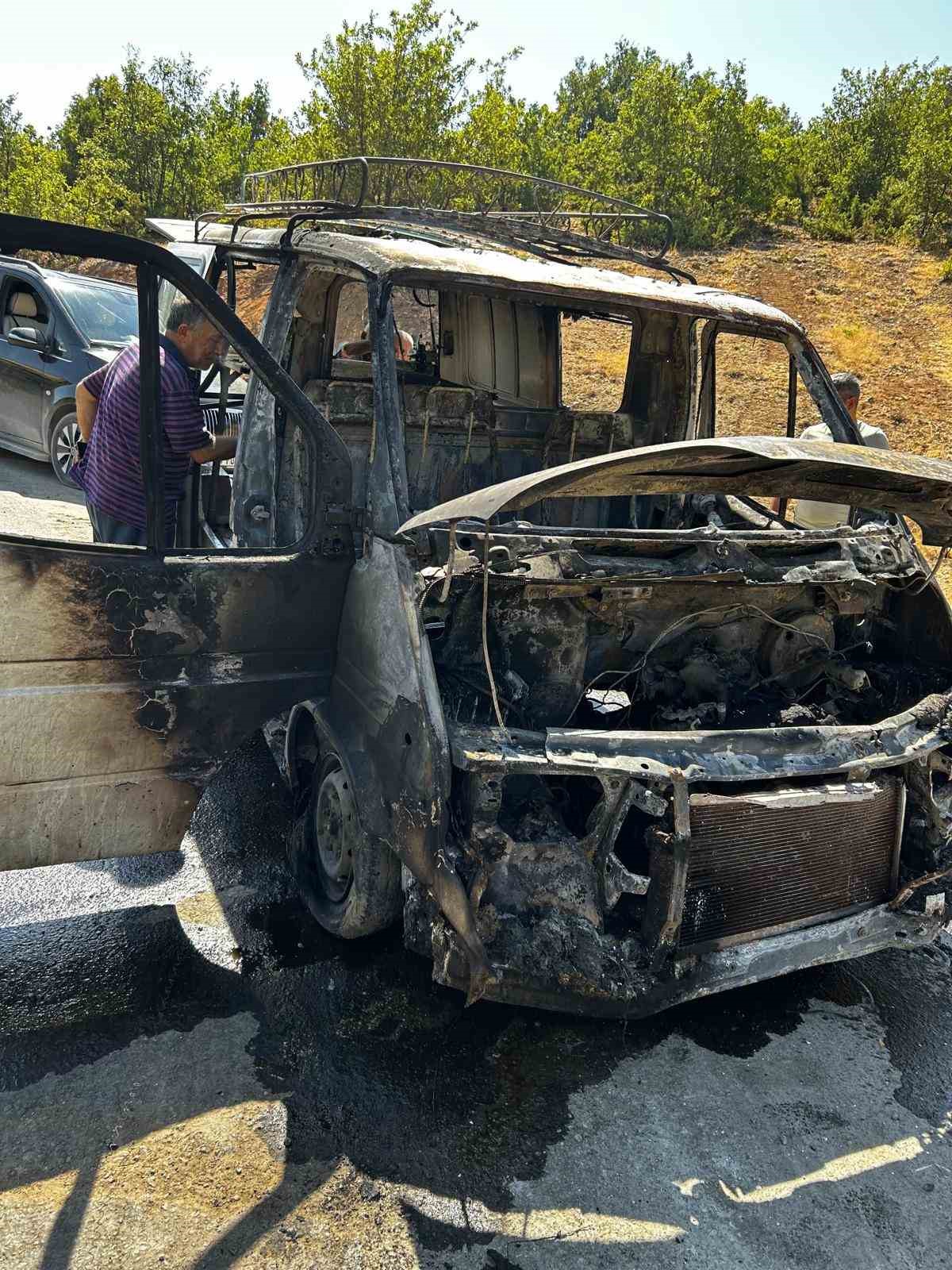 Elazığ’da minibüs küle döndü