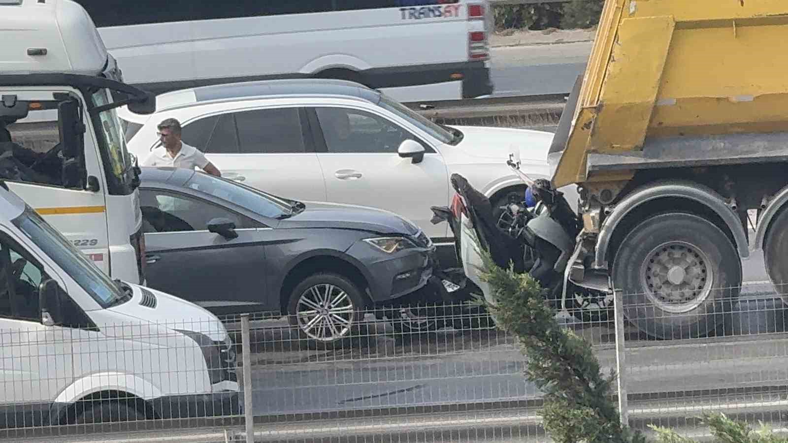Kocaeli’de feci kaza: Motosiklet sürücüsü kamyonla otomobil arasına sıkıştı 