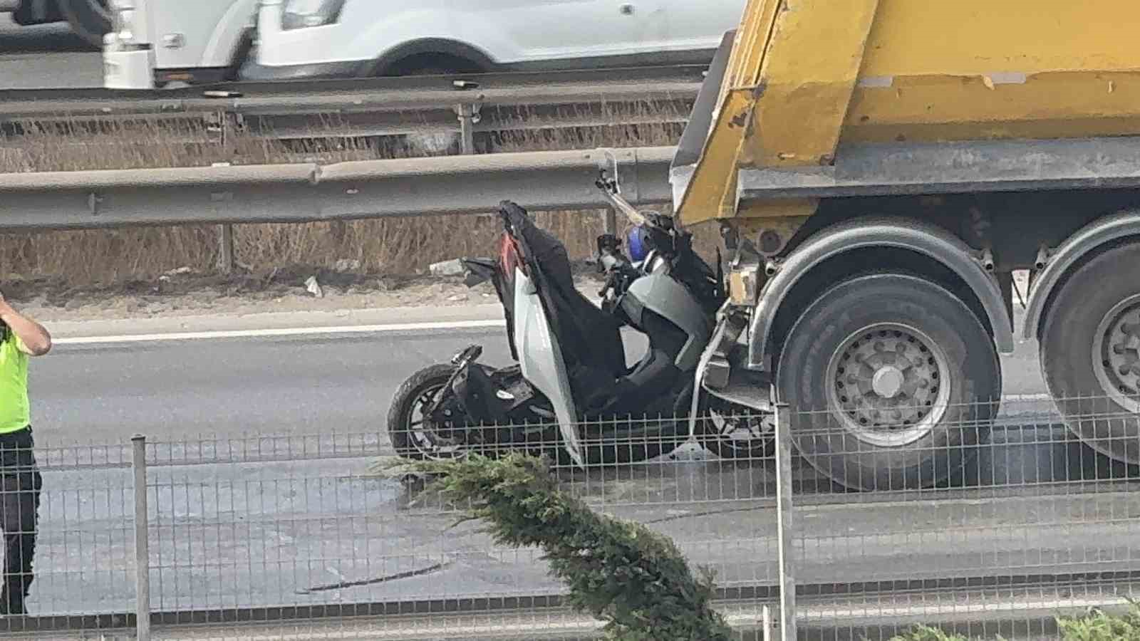 Kocaeli’de feci kaza: Motosiklet sürücüsü kamyonla otomobil arasına sıkıştı 
