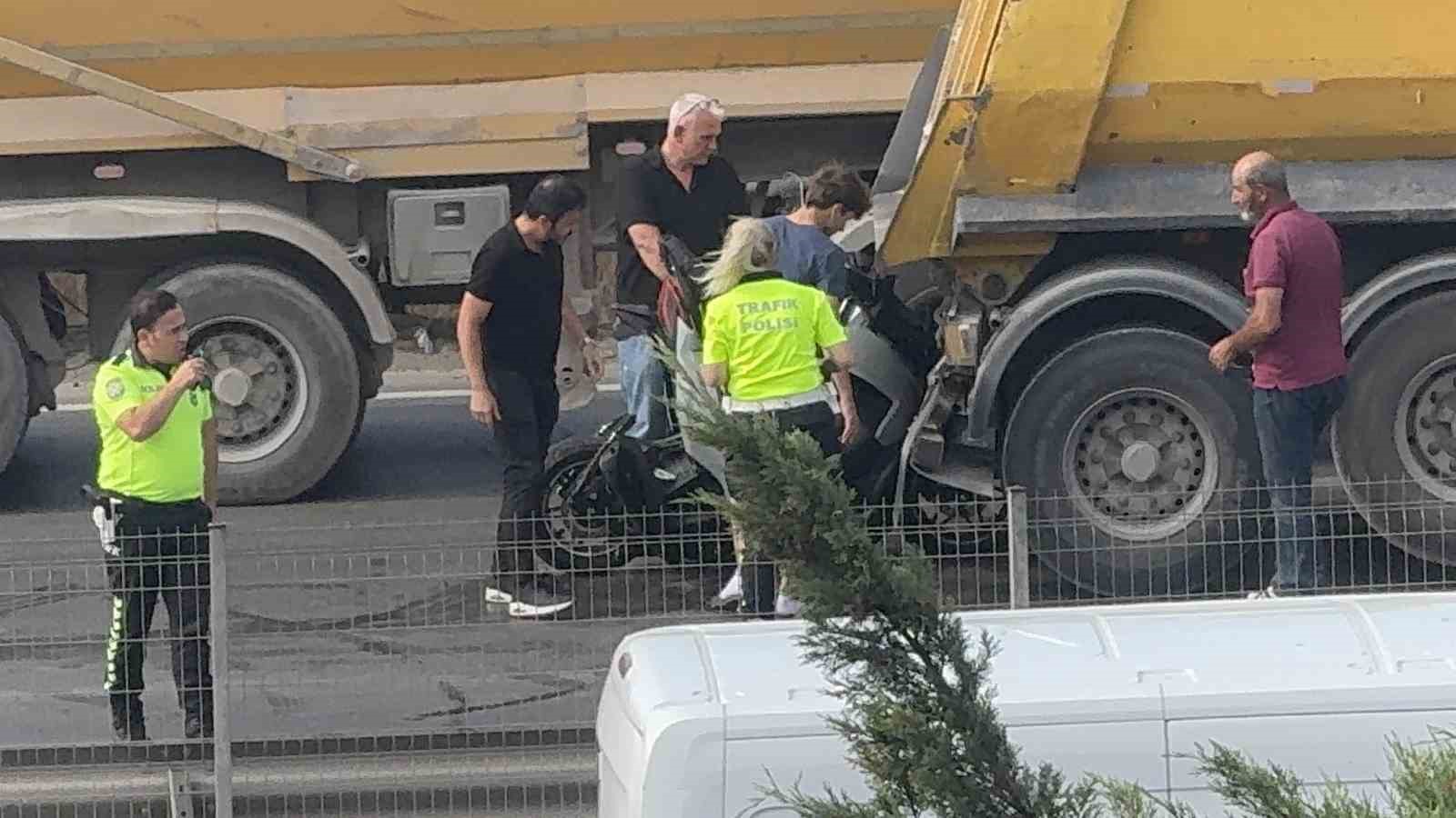 Kocaeli’de feci kaza: Motosiklet sürücüsü kamyonla otomobil arasına sıkıştı 
