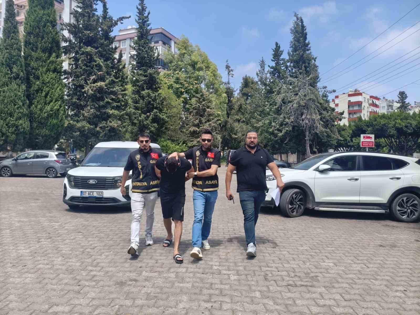 Kuyumcudan 18 bilezik gasbeden zanlı tutuklandı 