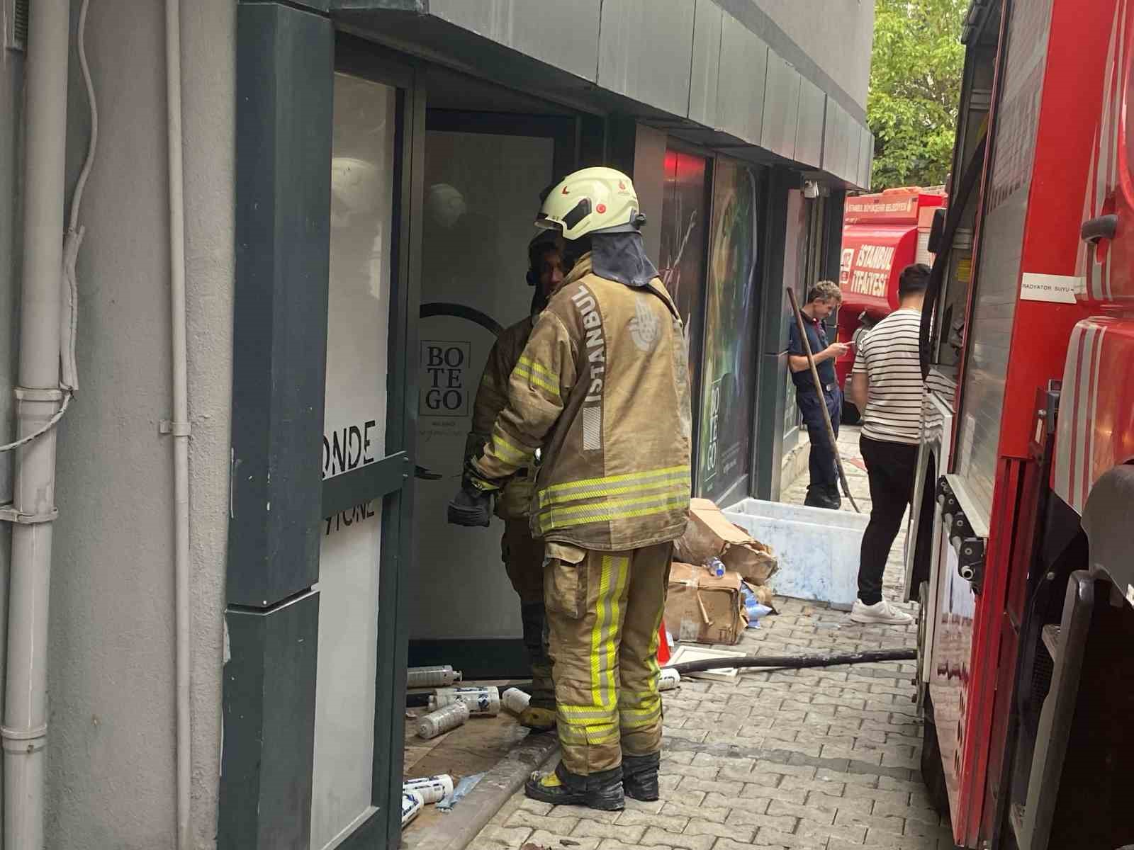 Şişli’deki kozmetik dükkanında çıkan yangında 3 kişi dumandan etkilendi 