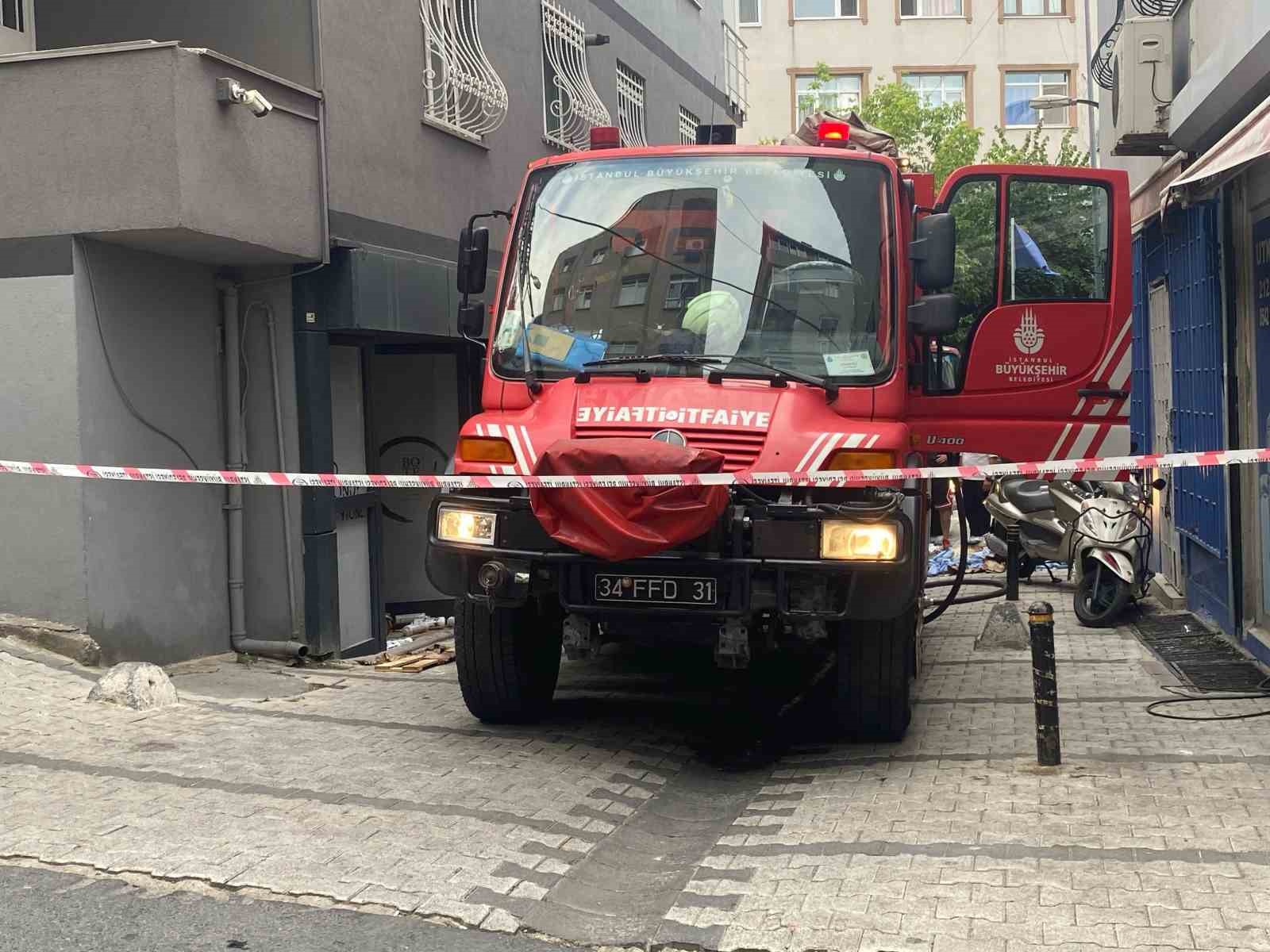 Şişli’deki kozmetik dükkanında çıkan yangında 3 kişi dumandan etkilendi 