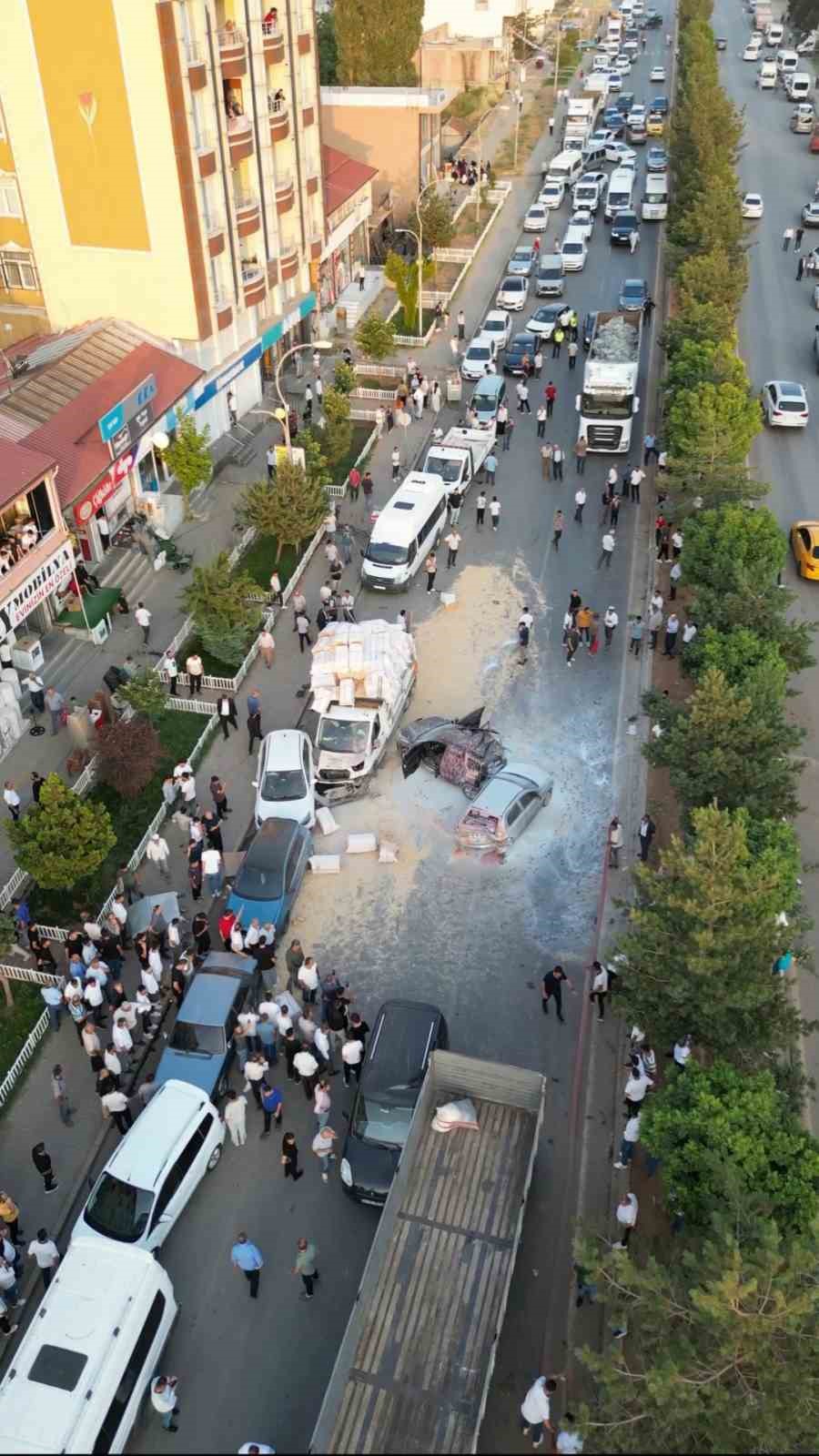 Bitlis’teki 9 araçlı zincirleme kaza havadan görüntülendi: Ortalık savaş alanına döndü 
