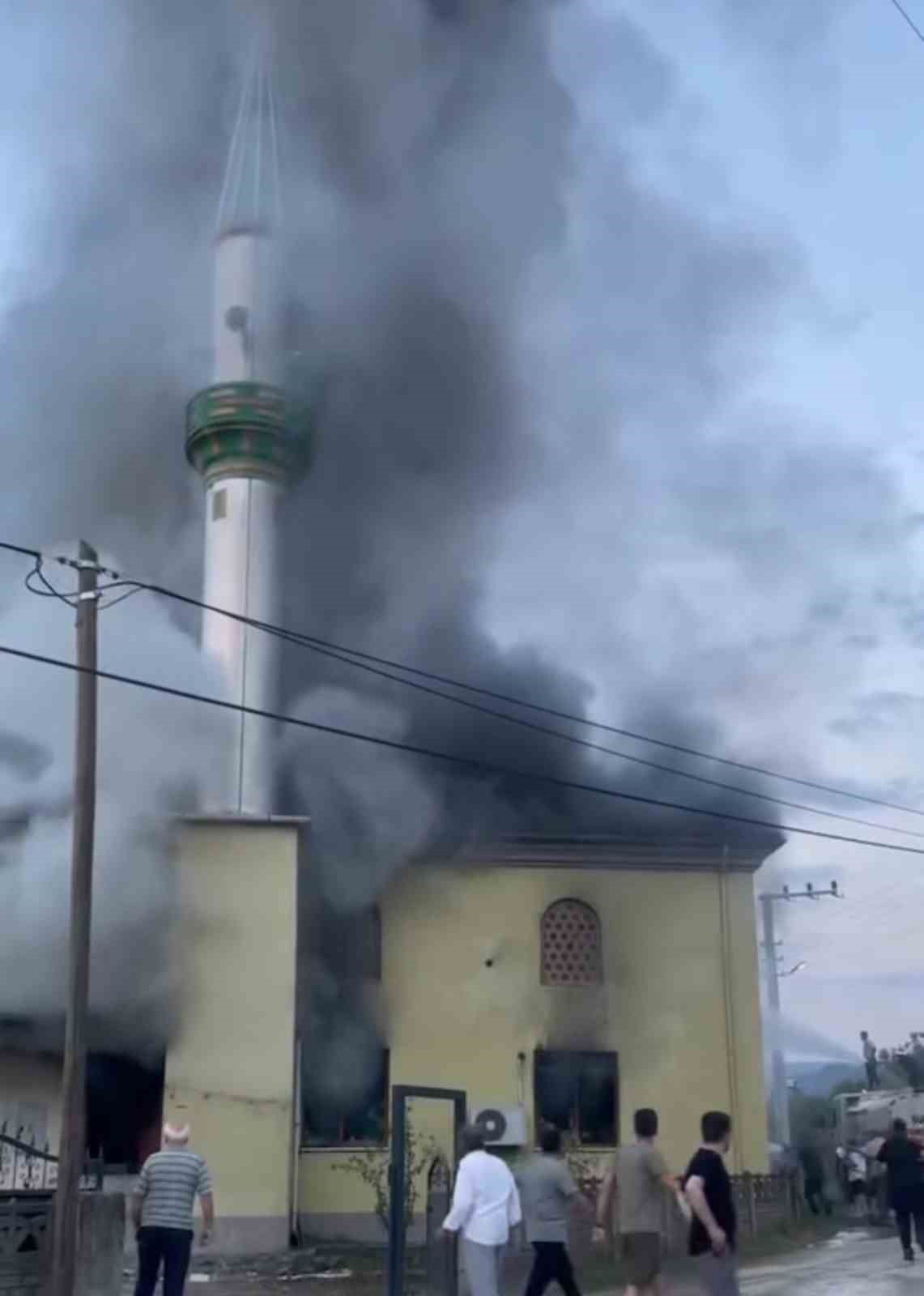 Akşam namazı öncesi cami alev alev yandı 