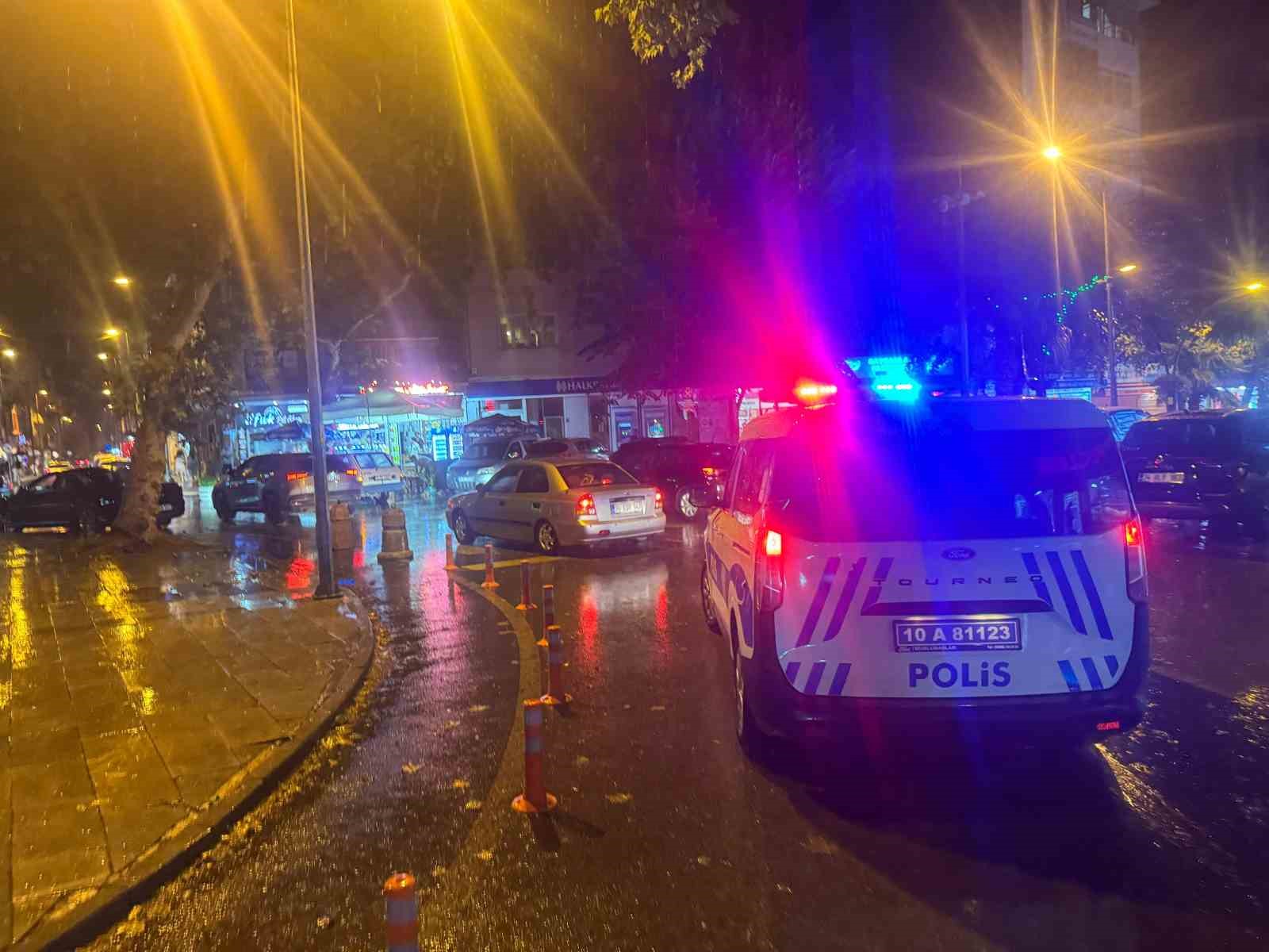 Bandırma ve Erdek’te sağanak yağış 
