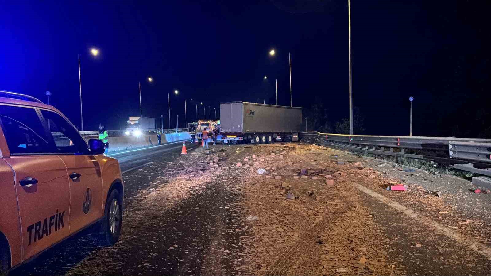 TEM’de tuğla yüklü tıra çarpan tır, hurdaya döndü: Sürücü yara almadan kurtuldu 