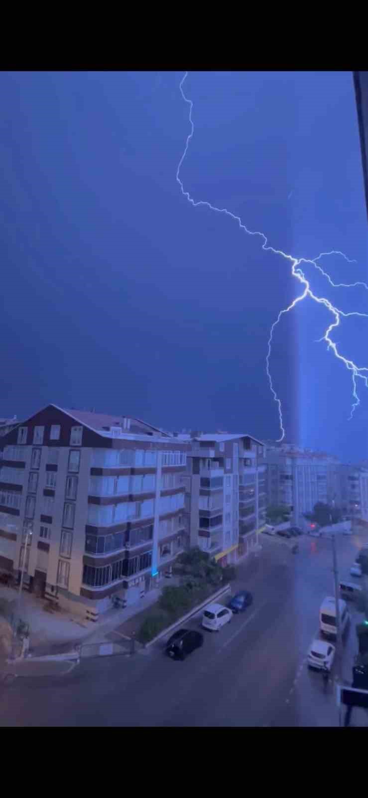 Bursa’da şimşekler geceyi aydınlattı 