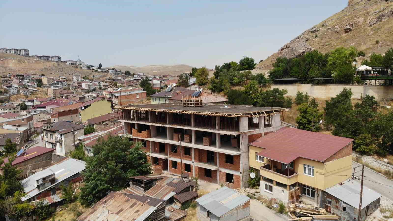 Tarihi Bayburt Kalesi’nin önünde yükselen binaya sert tepki: 