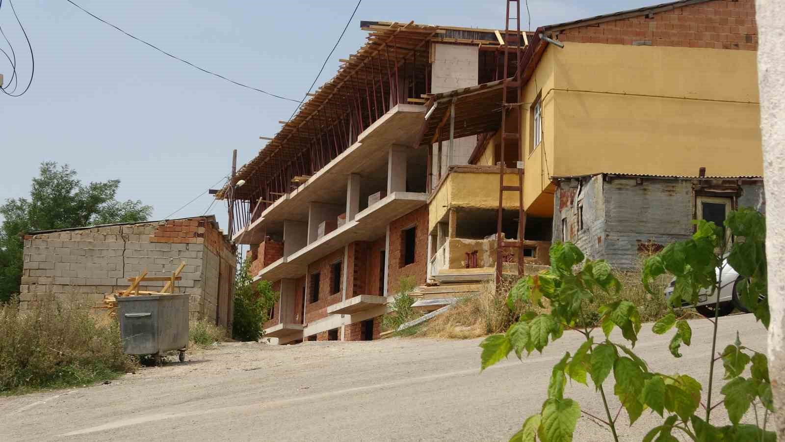 Tarihi Bayburt Kalesi’nin önünde yükselen binaya sert tepki: 