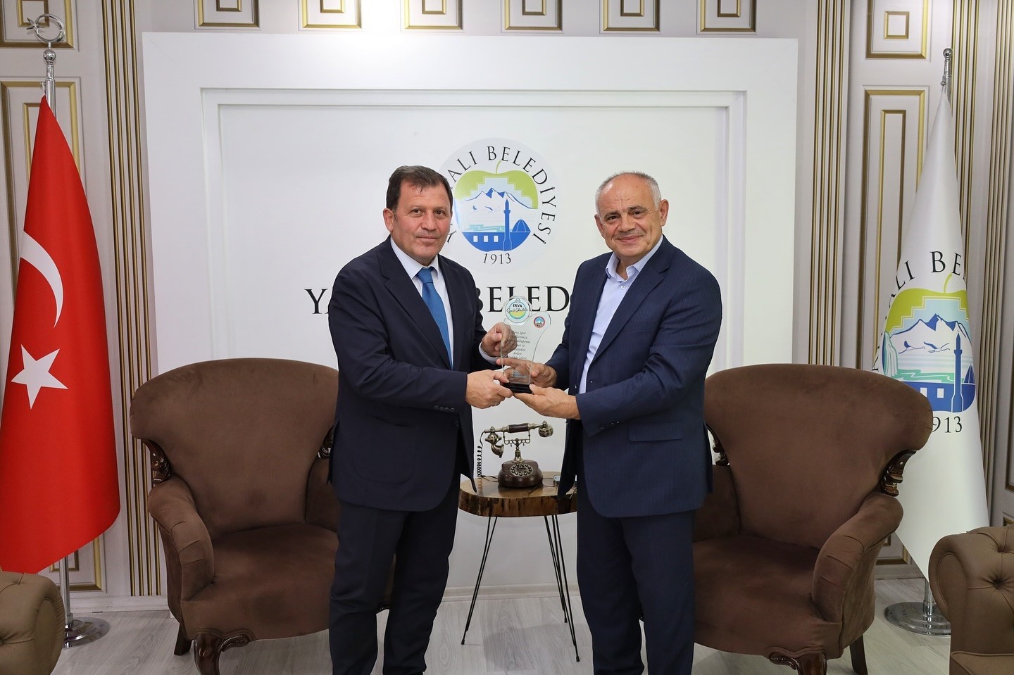 Ali İhsan Kabakcı’dan teşekkür plaketi 