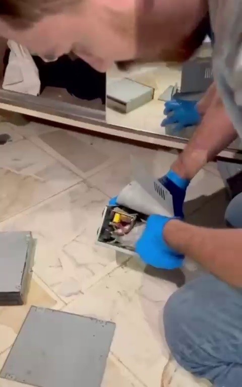 Bilgisayar fanı içerisinden uyuşturucu fışkırdı 