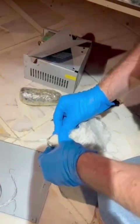 Bilgisayar fanı içerisinden uyuşturucu fışkırdı 
