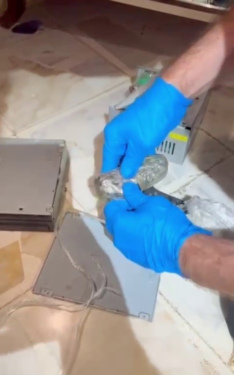 Bilgisayar fanı içerisinden uyuşturucu fışkırdı 