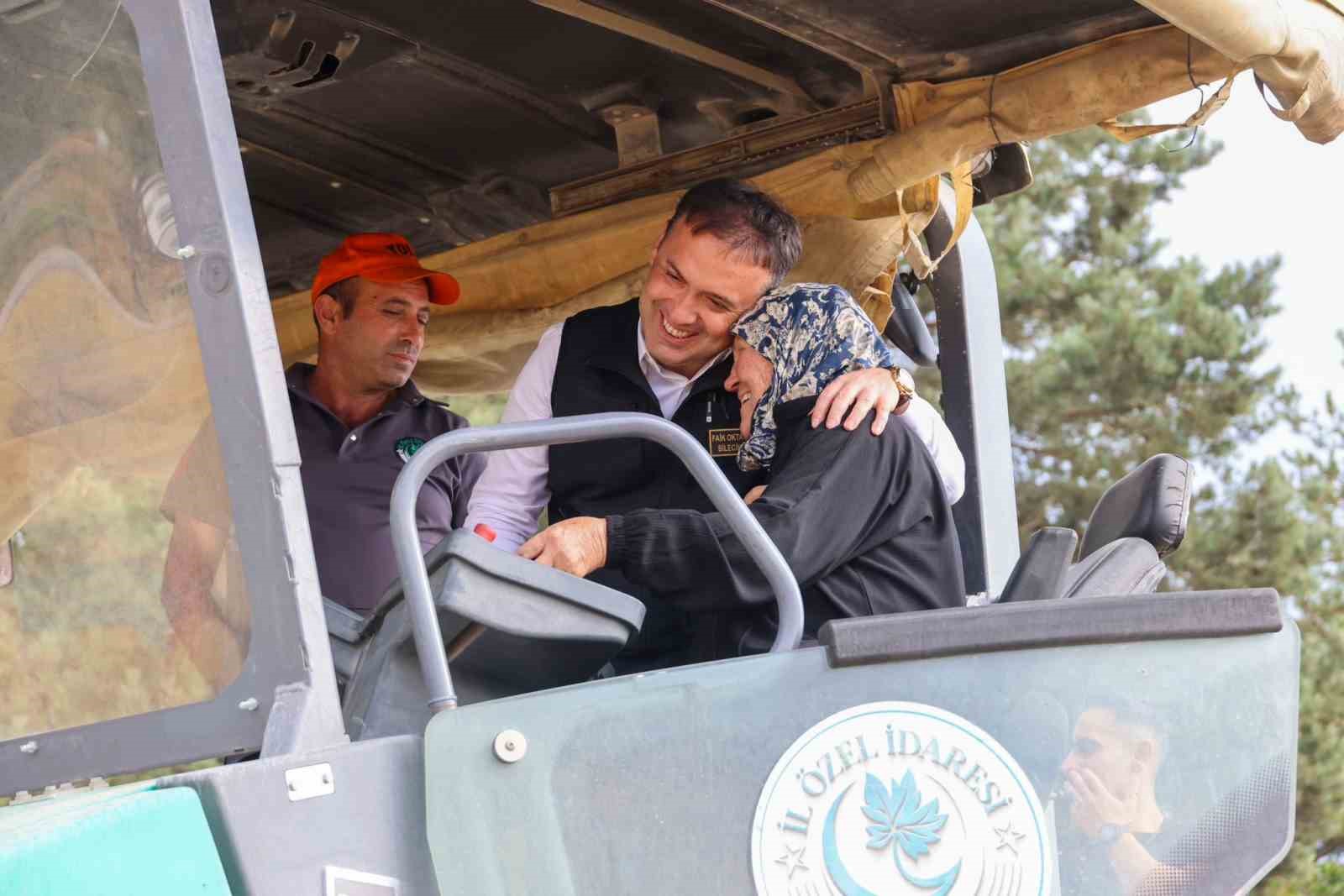 76 yaşında ilk kez vali gördü Fevziye teyzenin heyecanı gülümsetti 