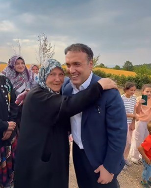 76 yaşında ilk kez vali gördü Fevziye teyzenin heyecanı gülümsetti 