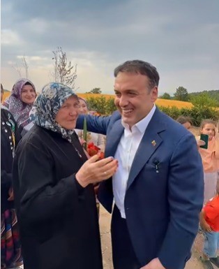 76 yaşında ilk kez vali gördü Fevziye teyzenin heyecanı gülümsetti 