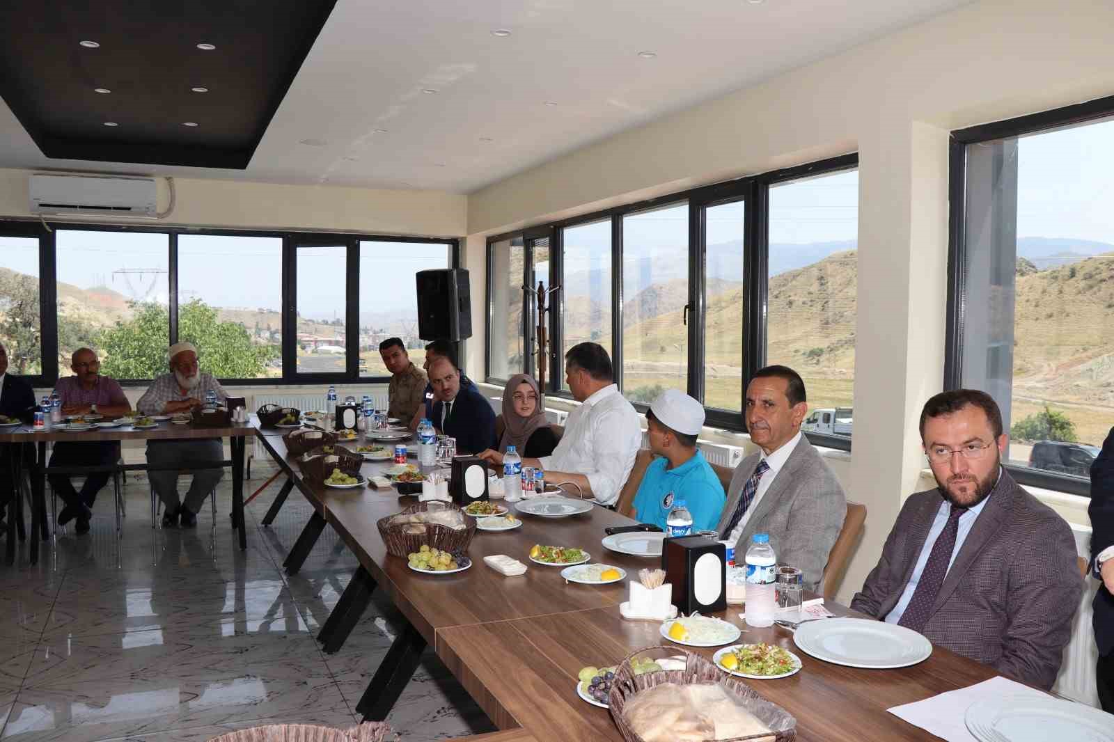 Kuran Kursu öğrencilerine cağ kebabı ikramı 