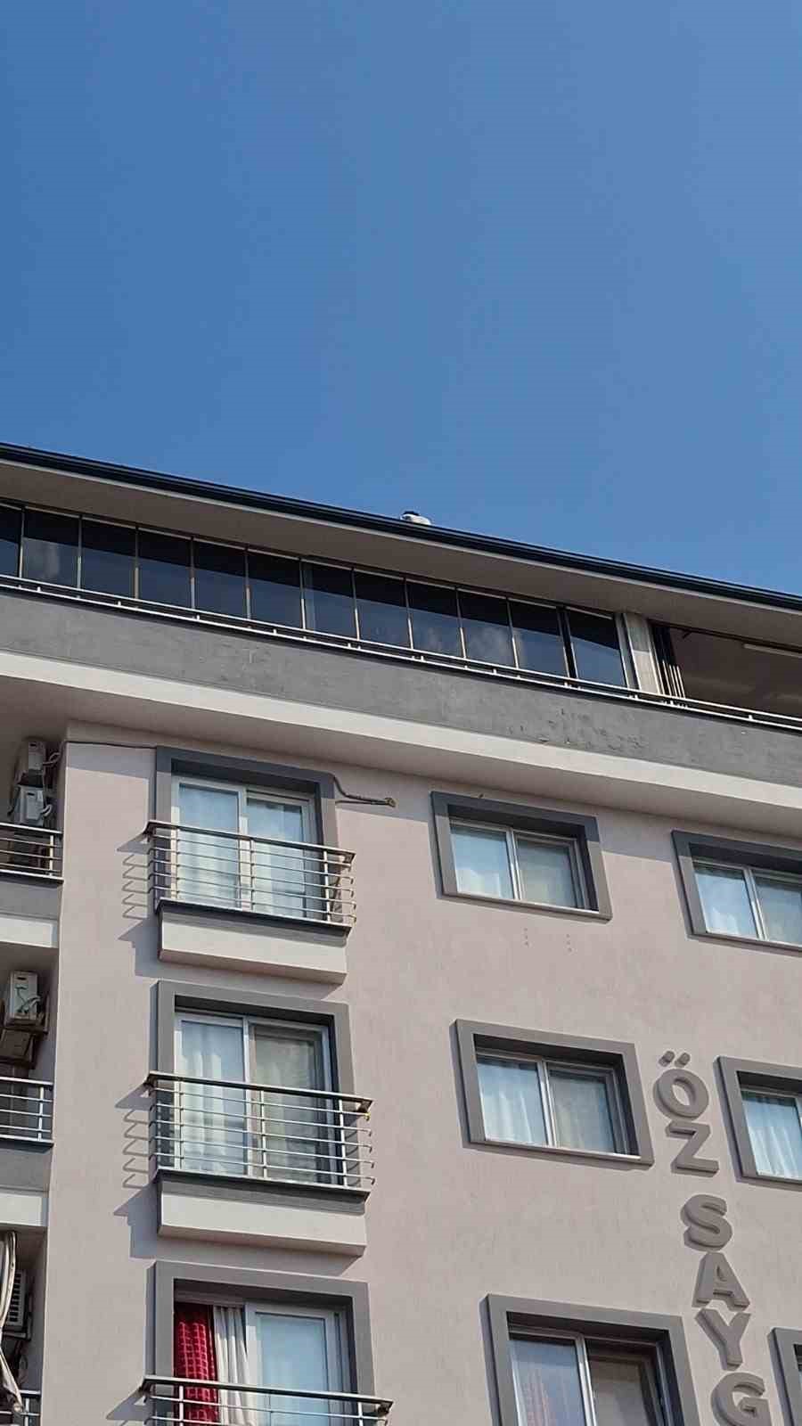 Didim’de çatıya çıkan şahsı polis ikna etti 