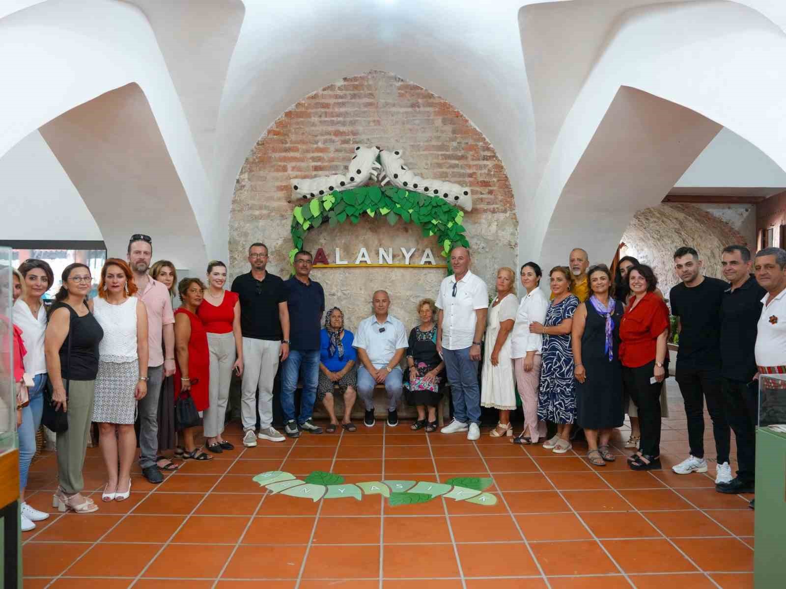 Alanya’da ipeğin izinde sergisi, tarihi bedesten’de açıldı 