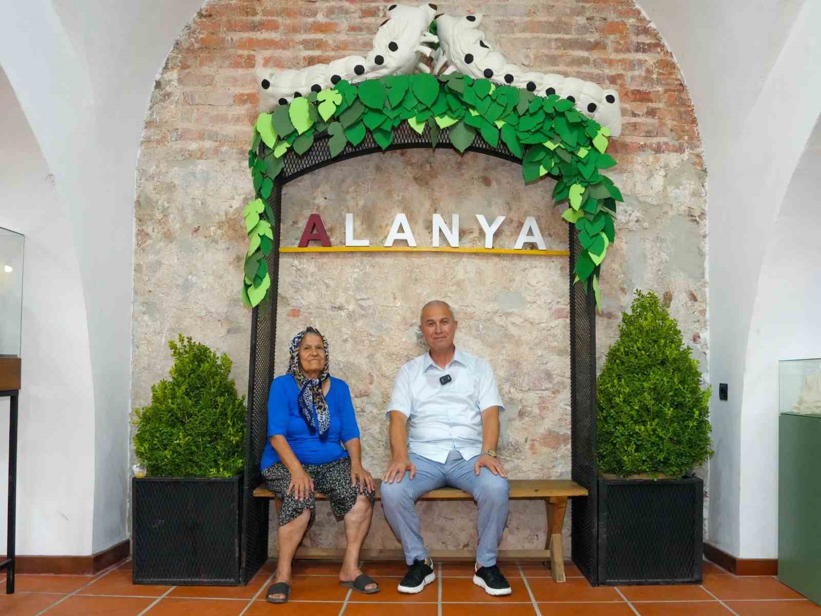 Alanya’da ipeğin izinde sergisi, tarihi bedesten’de açıldı 
