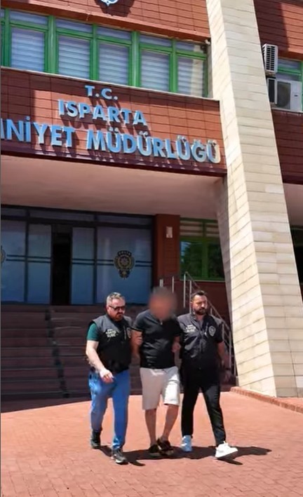 Isparta’da eşini elleriyle boğmaya çalıştı: Kalp masajıyla hayata döndürülen kadın hastanede yaşamını yitirdi 