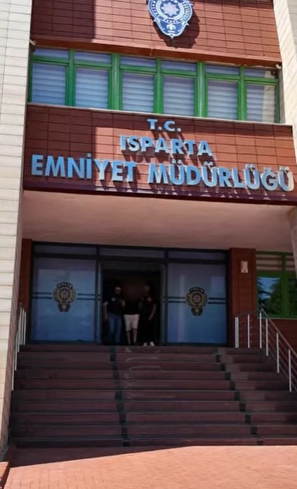 Isparta’da eşini elleriyle boğmaya çalıştı: Kalp masajıyla hayata döndürülen kadın hastanede yaşamını yitirdi 