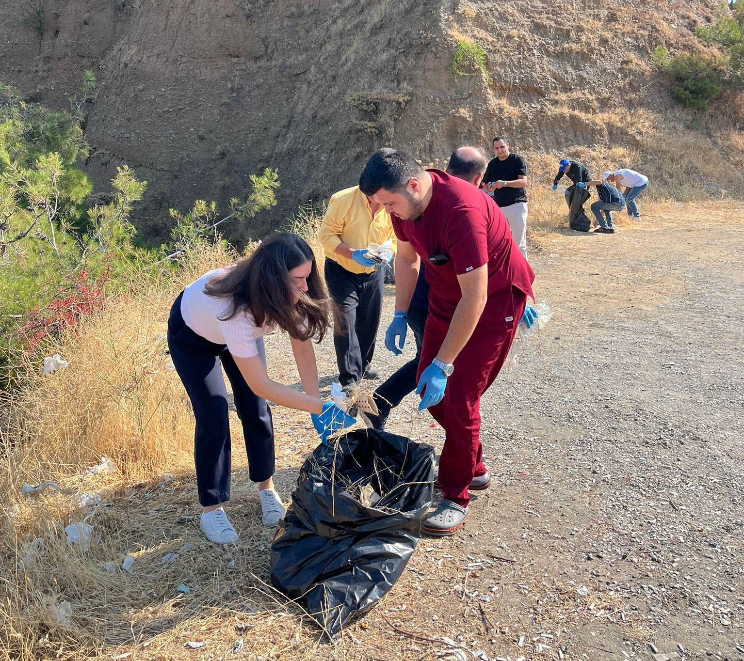 Manisa’da Huzurevi sakinleri çevre temizliği yaptı 