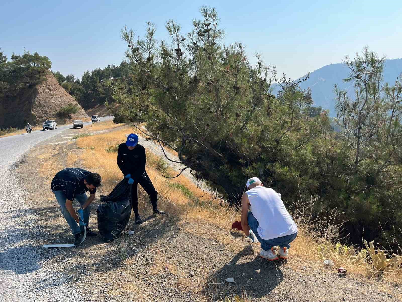 Manisa’da Huzurevi sakinleri çevre temizliği yaptı 
