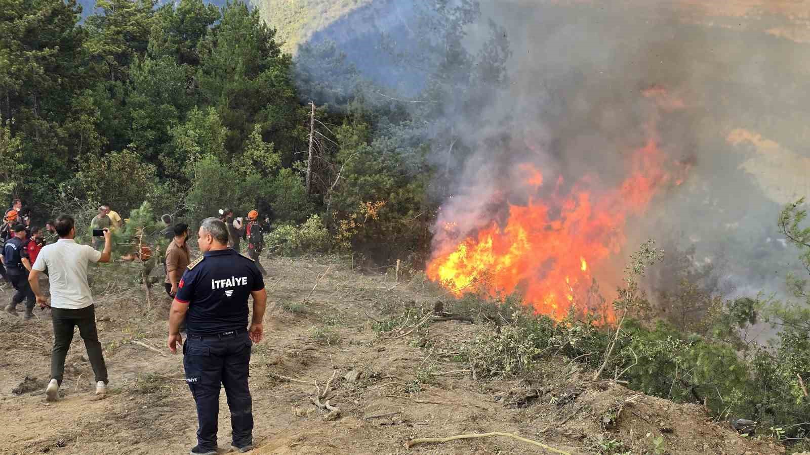 Karabük’teki orman yangınını söndürme çalışmaları devam ediyor 