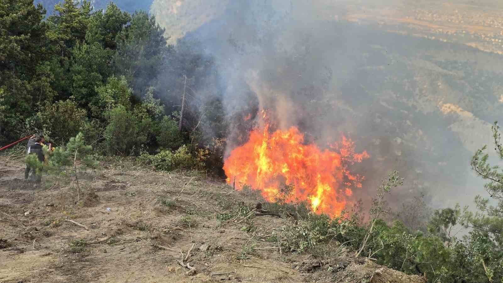 Karabük’teki orman yangınını söndürme çalışmaları devam ediyor 