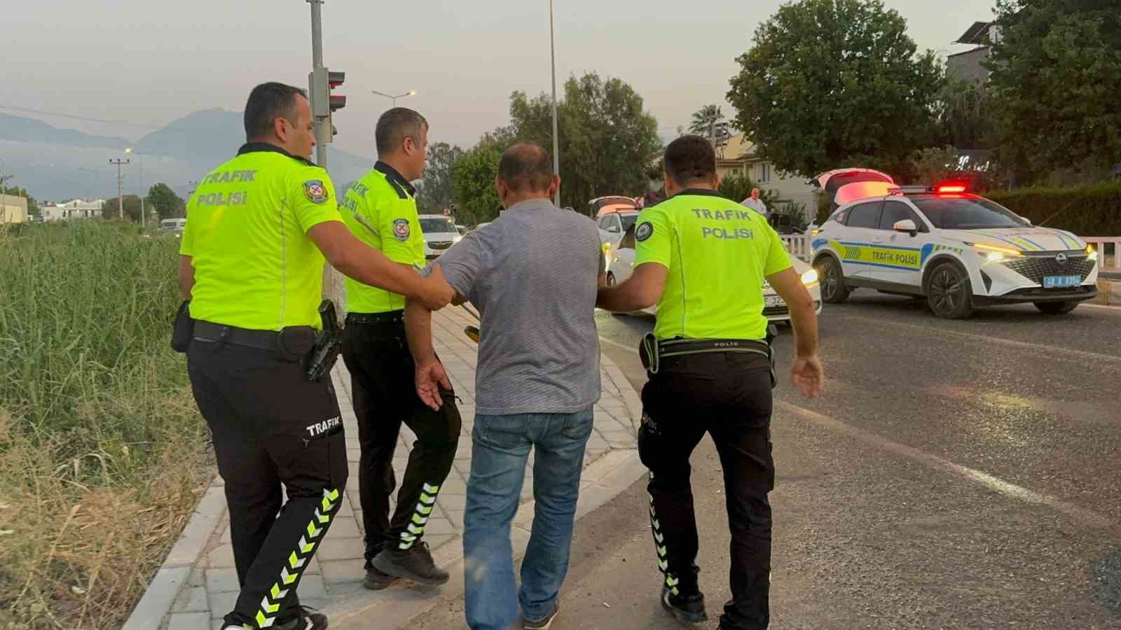 Fethiye’de kadına çarptıktan otomobille üzerinden geçmeye kalkan sürücü tutuklandı 