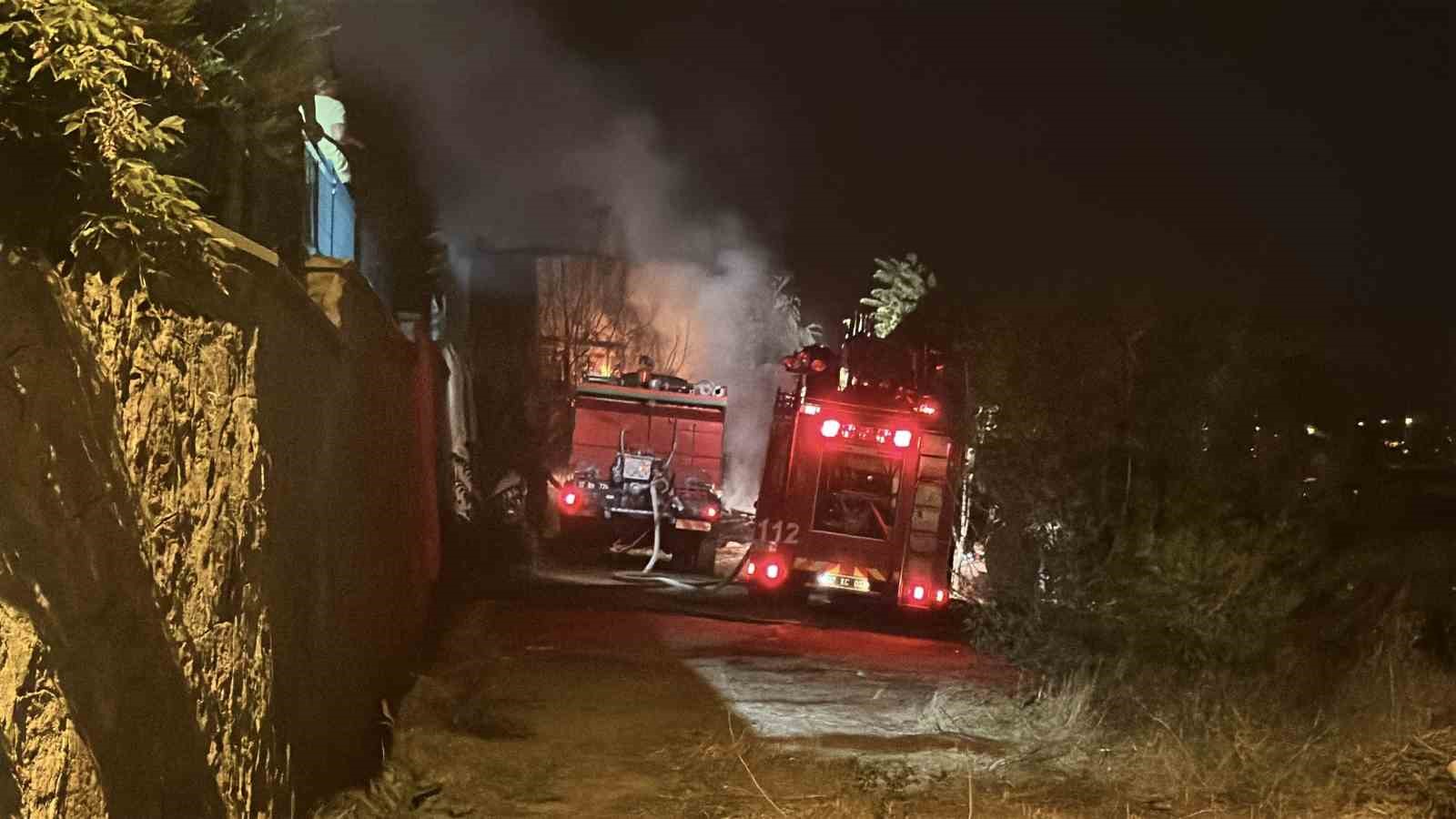 Tosya’da alevlere teslim olan 3 ev kullanılmaz hale geldi 