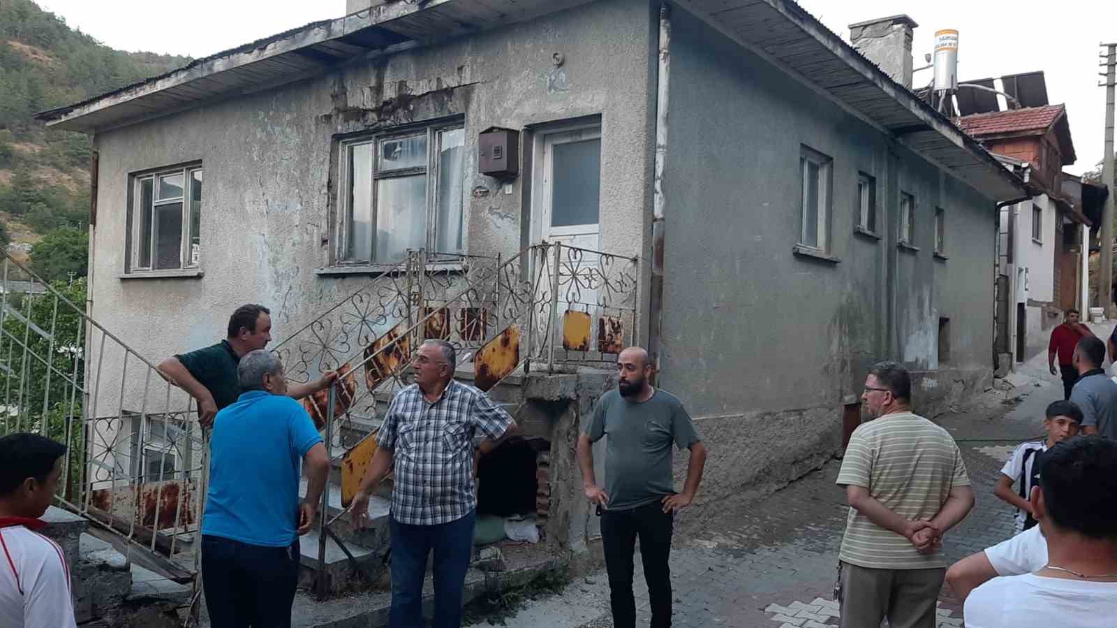 Bolu’da 3 katlı evin çatı katında çıkan yangın söndürüldü 