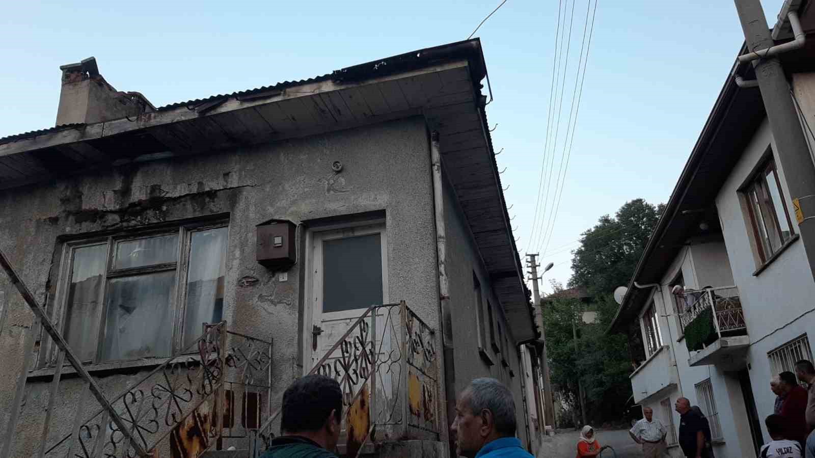 Bolu’da 3 katlı evin çatı katında çıkan yangın söndürüldü 