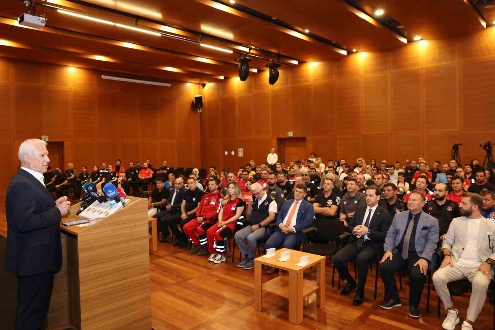 Başkan Bozbey’den alev savaşçılarına teşekkür 