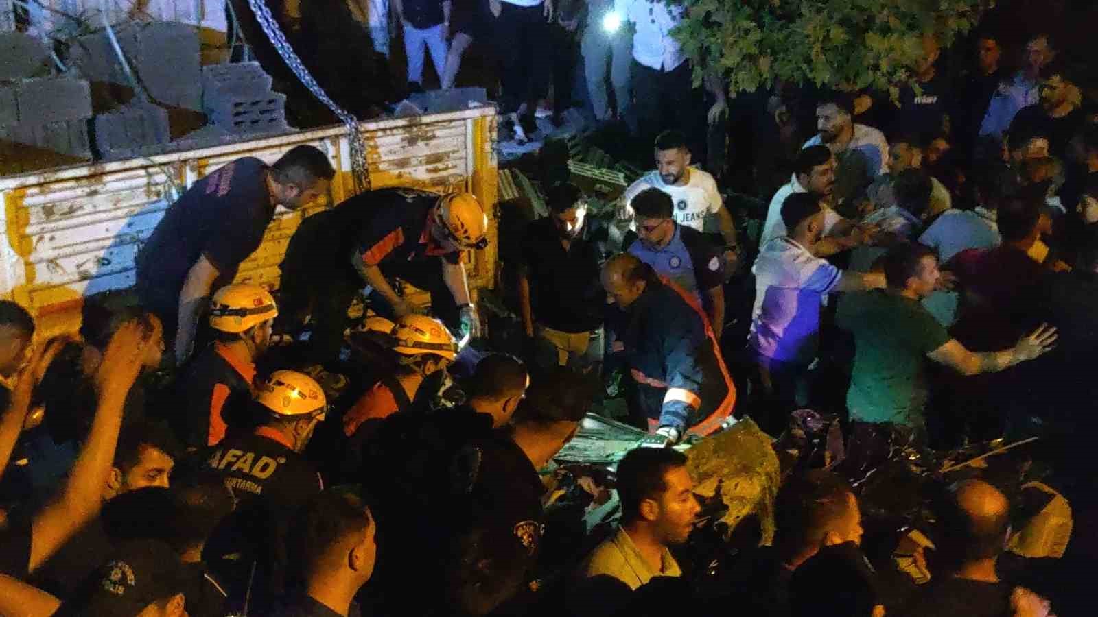 Otomobil park halindeki briket yüklü tıra çarptı: 2 ölü 