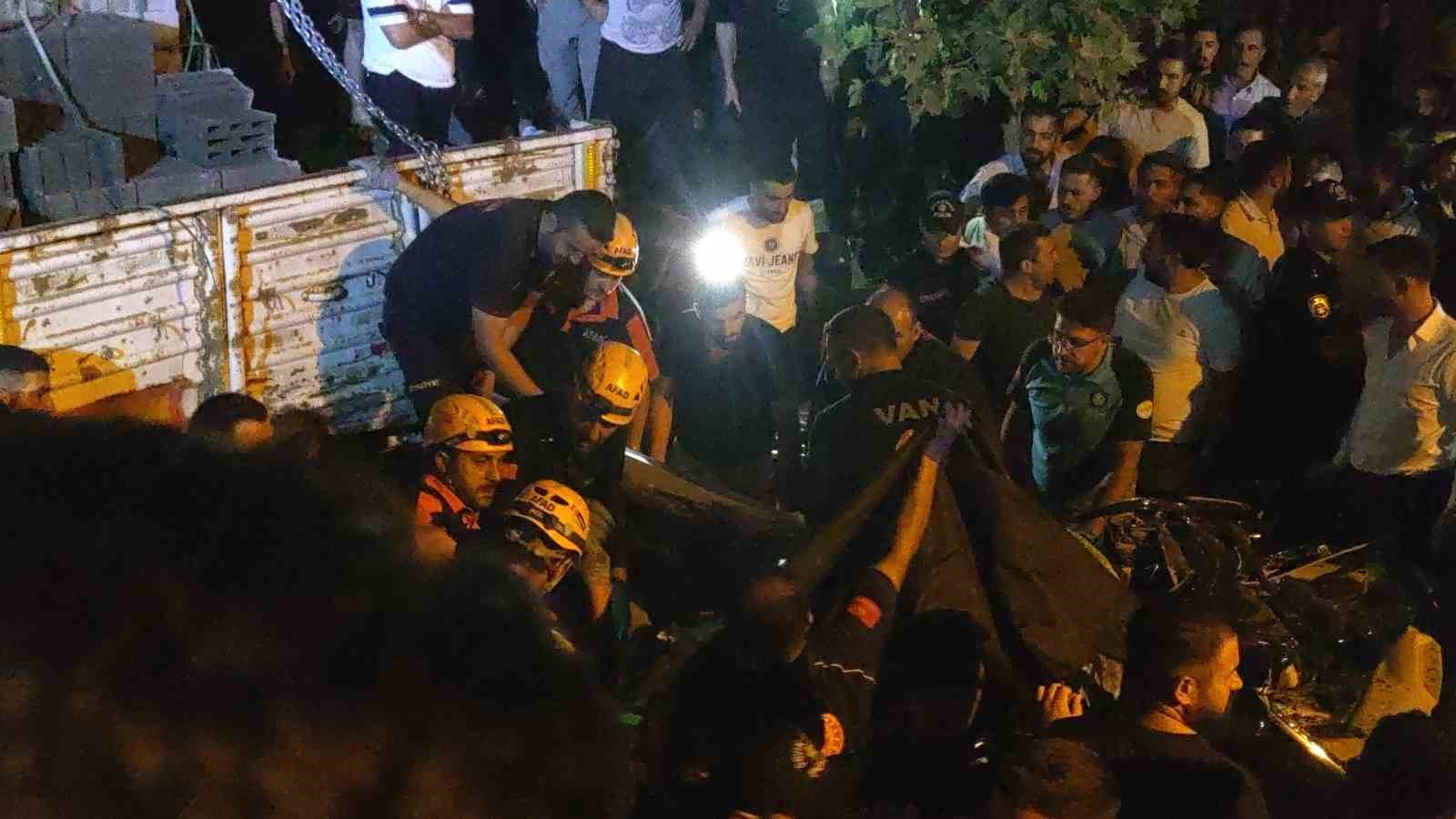 Otomobil park halindeki briket yüklü tıra çarptı: 2 ölü 