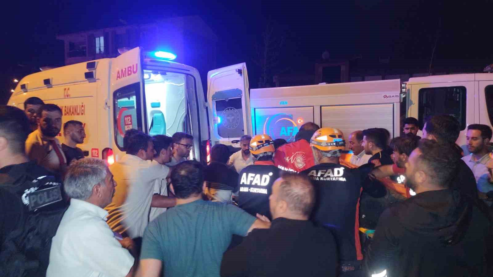 Otomobil park halindeki briket yüklü tıra çarptı: 2 ölü 