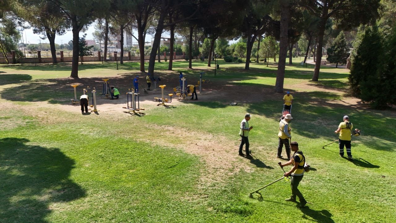 Büyükşehir ekipleri Nazilli’de temizlik ve peyzaj çalışması gerçekleştirdi 