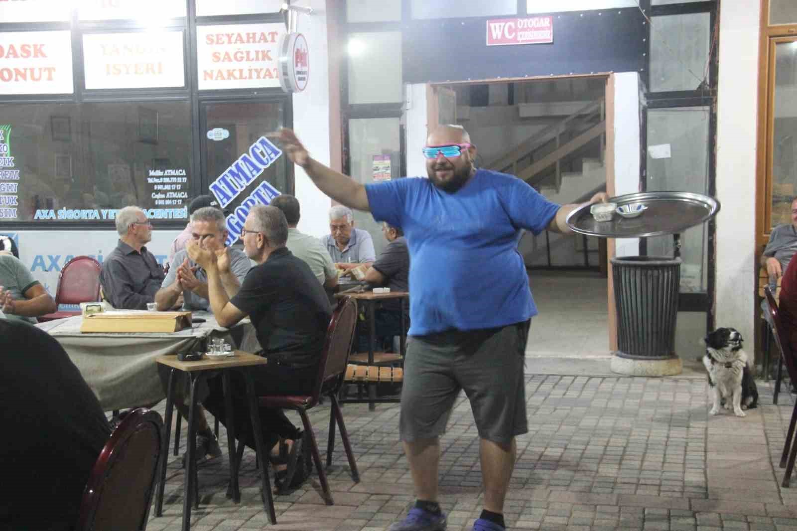 Neşeli garson fenomen oldu 