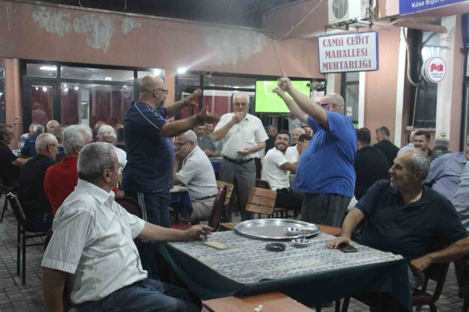 Neşeli garson fenomen oldu 