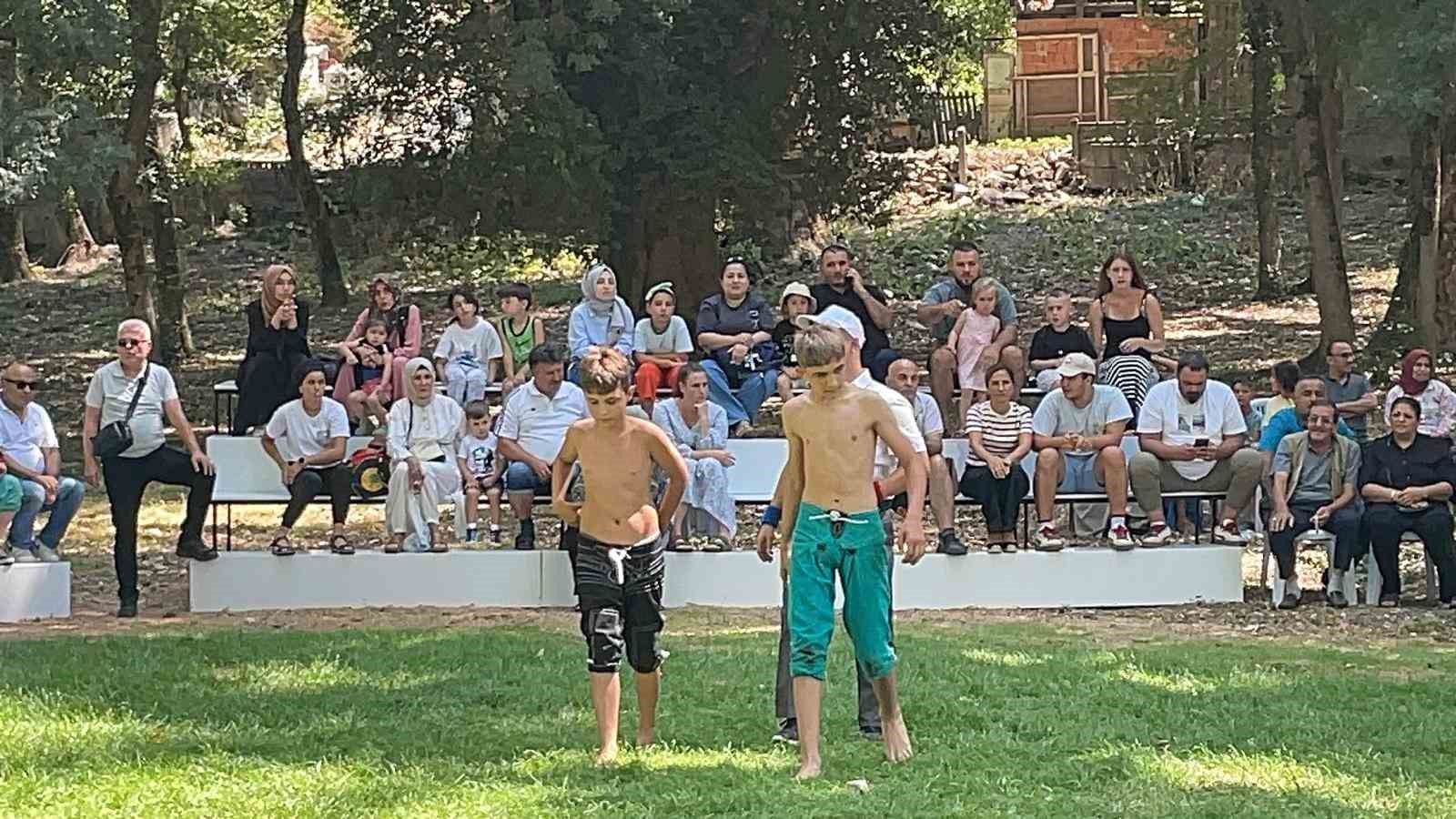 Sporcular güreşti, izleyiciler kan verdi 