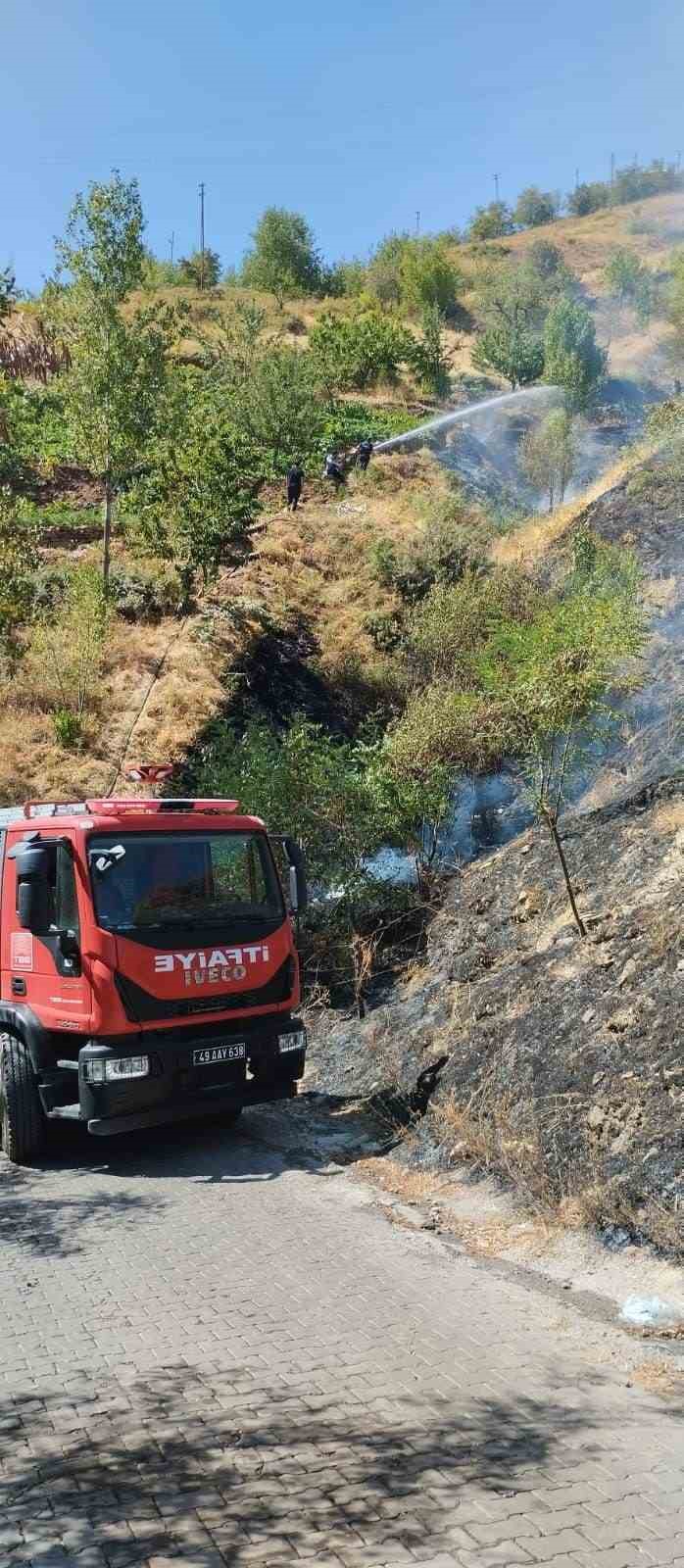 Kale bağlarında çıkan yangını korkuttu 