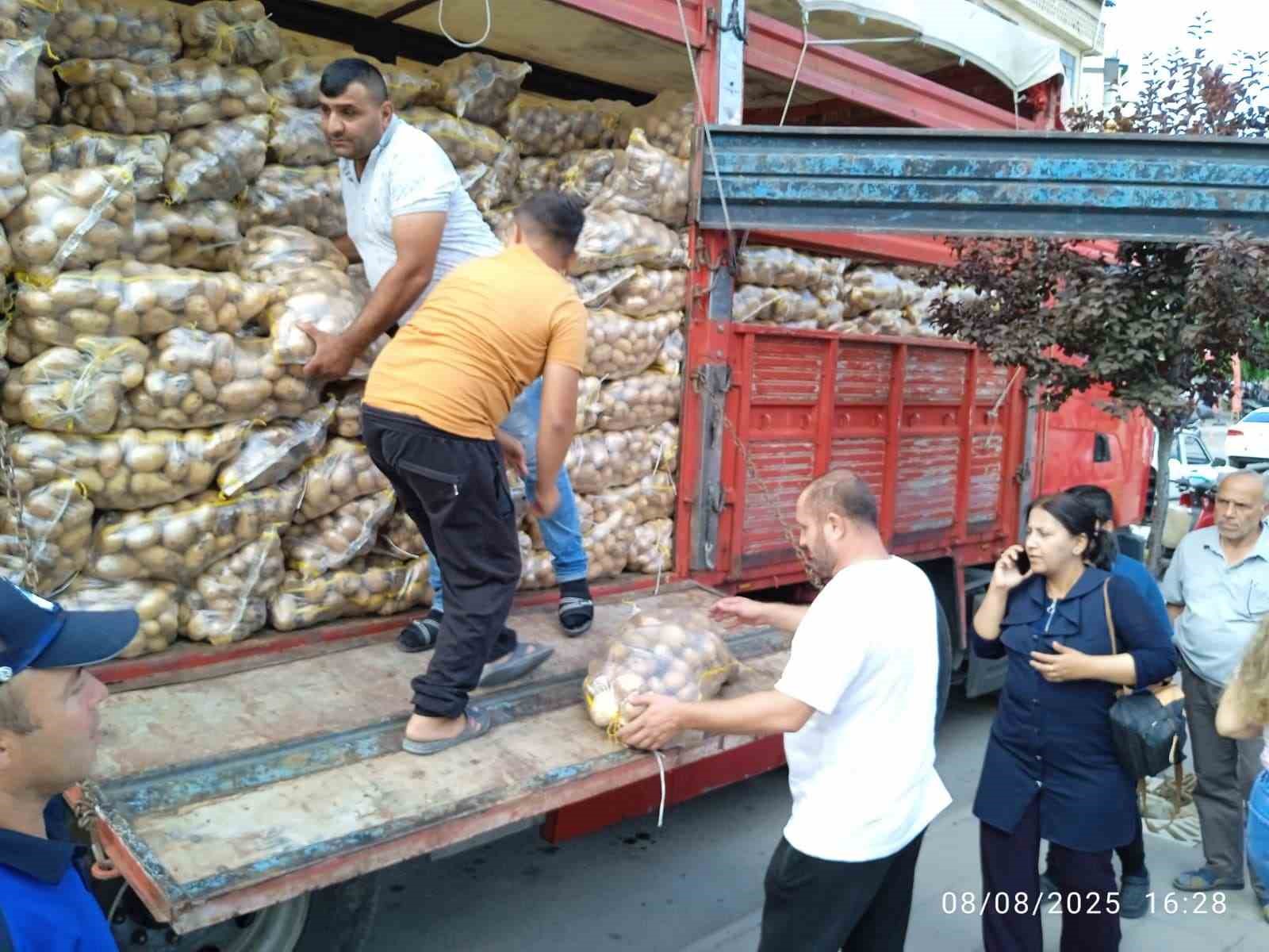 Tarlasında yetiştirdiği 20 ton patatesi vatandaşa dağıttı 