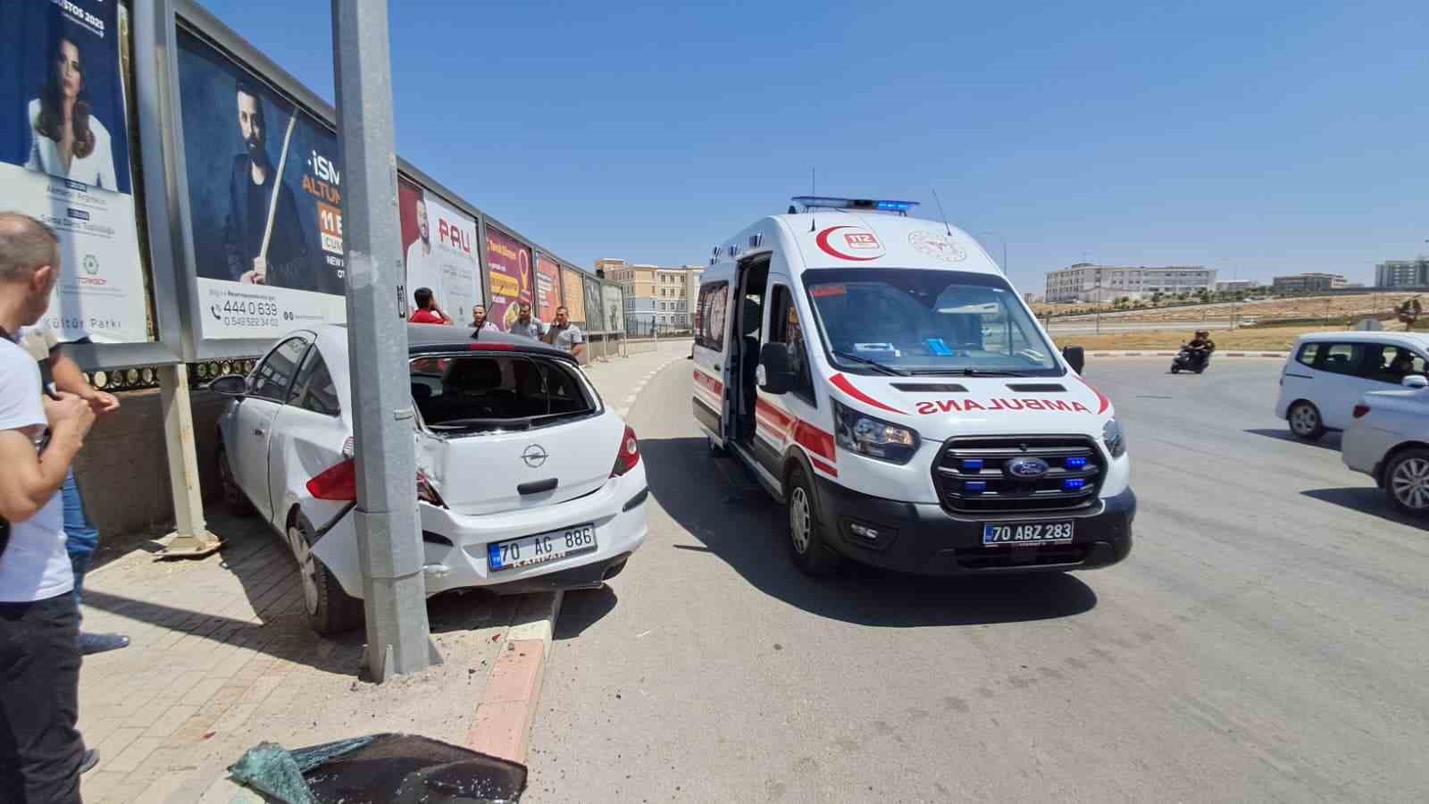 Karaman’da kontrolden çıkan otomobil aydınlatma direğine çarptı 