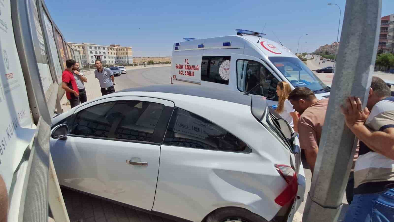 Karaman’da kontrolden çıkan otomobil aydınlatma direğine çarptı 